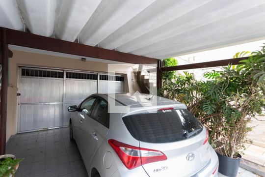 Garagem de casa à venda com 3 quartos, 220m² em Vila Gumercindo, São Paulo