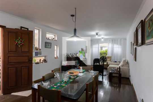 Casa à venda com 3 quartos, 220m² em Vila Gumercindo, São Paulo
