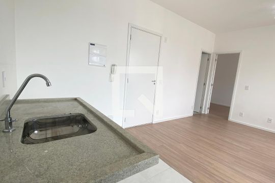 Cozinha de apartamento para alugar com 1 quarto, 41m² em Jardim Tupanci, Barueri
