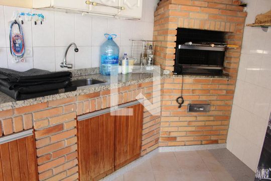 Quintal de casa à venda com 2 quartos, 120m² em Vila Pereira Barreto, São Paulo