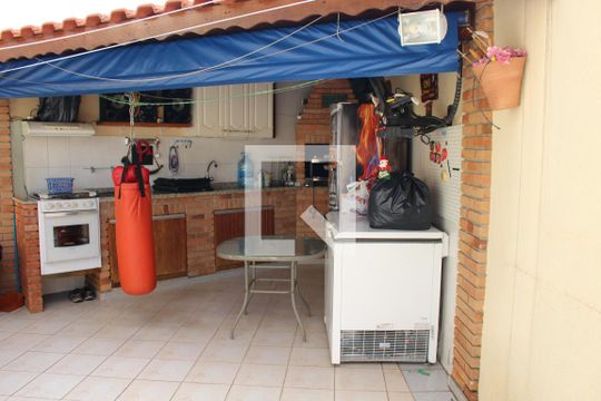 Quintal de casa à venda com 2 quartos, 120m² em Vila Pereira Barreto, São Paulo
