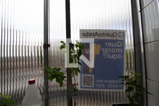 Placa na Janela de apartamento à venda com 2 quartos, 56m² em Conjunto Residencial José Bonifácio, São Paulo