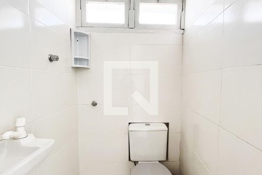 Banheiro de kitnet/studio à venda com 1 quarto, 29m² em Centro Histórico, Porto Alegre