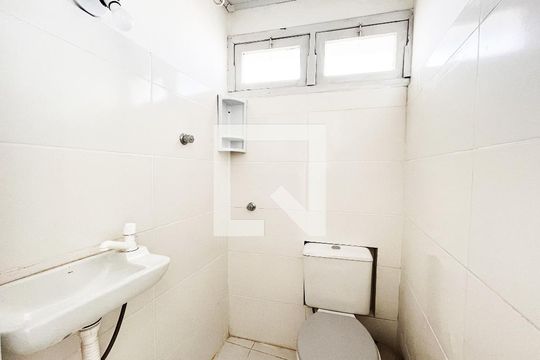 Banheiro de kitnet/studio à venda com 1 quarto, 29m² em Centro Histórico, Porto Alegre