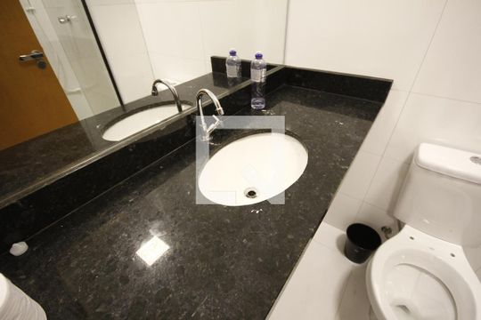 Banheiro de kitnet/studio para alugar com 1 quarto, 20m² em Liberdade, São Paulo