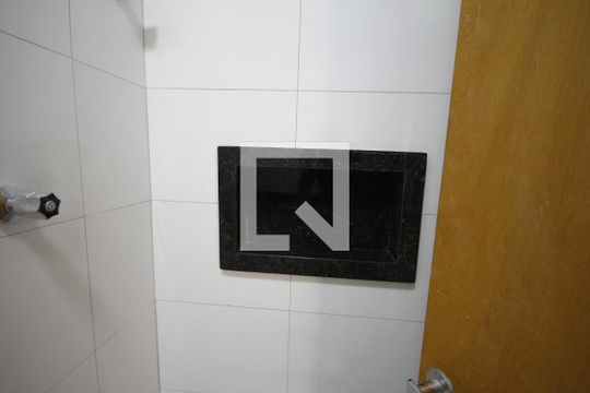 Banheiro de kitnet/studio para alugar com 1 quarto, 20m² em Liberdade, São Paulo