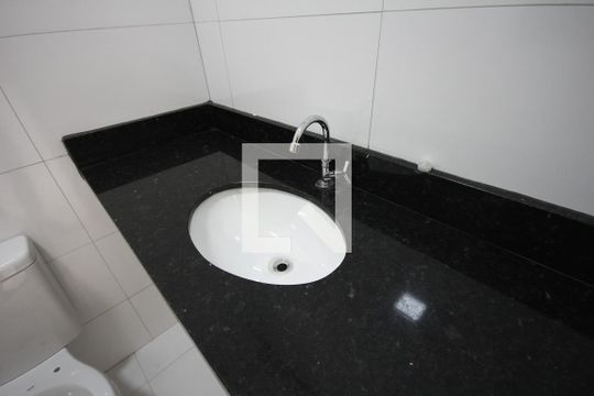 Banheiro de kitnet/studio para alugar com 1 quarto, 20m² em Liberdade, São Paulo