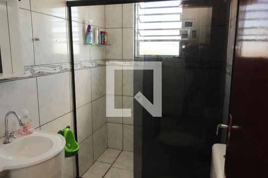 Banheiro de casa para alugar com 2 quartos, 75m² em Coronel Aparicio Borges, Porto Alegre