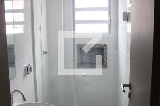 Banheiro de kitnet/studio para alugar com 1 quarto, 35m² em Lapa de Baixo, São Paulo