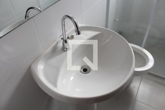 Banheiro de kitnet/studio para alugar com 1 quarto, 35m² em Lapa de Baixo, São Paulo