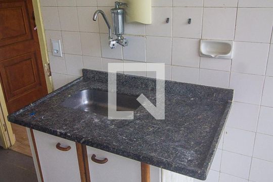 Cozinha de apartamento para alugar com 2 quartos, 59m² em Tomás Coelho, Rio de Janeiro