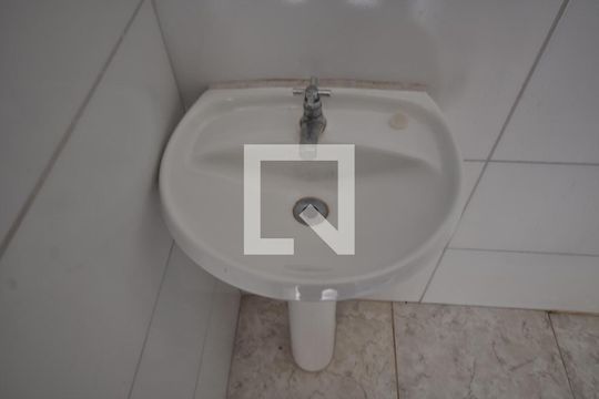 Banheiro de apartamento para alugar com 1 quarto, 40m² em Parque Ramos Freitas, São Paulo