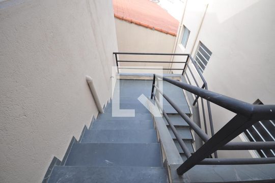 Escada de apartamento para alugar com 1 quarto, 40m² em Parque Ramos Freitas, São Paulo