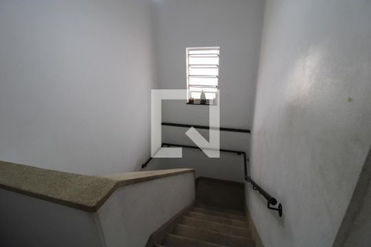 Escada de casa à venda com 4 quartos, 316m² em Jardim Sabara, São Paulo