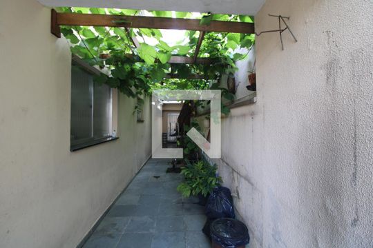 Quintal lateral de casa à venda com 4 quartos, 316m² em Jardim Sabara, São Paulo