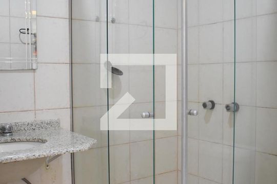 Banheiro de apartamento para alugar com 1 quarto, 36m² em Centro, Curitiba
