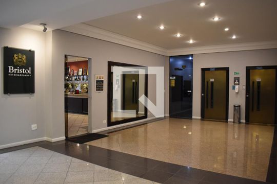 Hall de entrada de apartamento para alugar com 1 quarto, 36m² em Centro, Curitiba