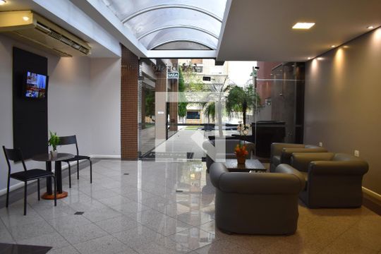Hall de entrada de apartamento para alugar com 1 quarto, 36m² em Centro, Curitiba