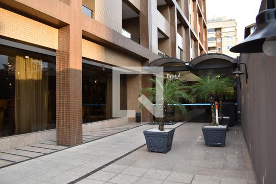 Fachada do prédio de apartamento para alugar com 1 quarto, 36m² em Centro, Curitiba