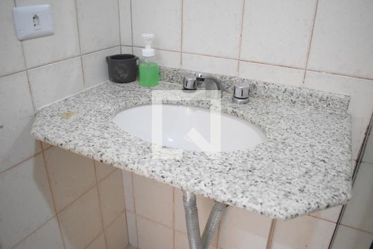 Banheiro de apartamento para alugar com 1 quarto, 36m² em Centro, Curitiba