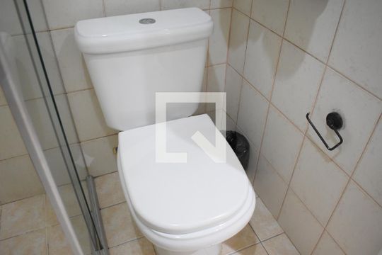 Banheiro de apartamento para alugar com 1 quarto, 36m² em Centro, Curitiba