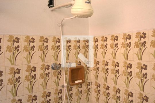 Banheiro de casa para alugar com 2 quartos, 50m² em Antonina, São Gonçalo