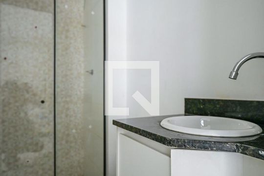 Banheiro de kitnet/studio para alugar com 1 quarto, 39m² em Vila Ernesto, São Paulo