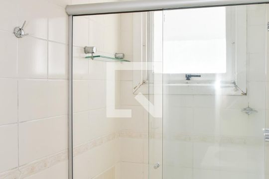 Banheiro de apartamento para alugar com 2 quartos, 78m² em São João, Porto Alegre