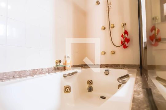 Detalhe do Banheiro da Suite de apartamento para alugar com 3 quartos, 165m² em Balneario Guarujá, Guarujá