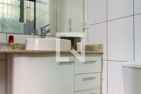 Banheiro - Suíte 2 de casa para alugar com 5 quartos, 521m² em Jardim Virgínia, Guarujá