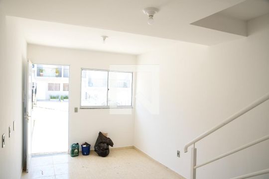 Sala de casa de condomínio para alugar com 2 quartos, 49m² em Da Graça, Cotia