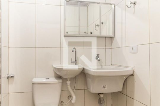 Banheiro de kitnet/studio para alugar com 1 quarto, 28m² em Vila Buarque, São Paulo