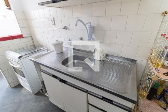 Cozinha de apartamento para alugar com 1 quarto, 50m² em Aclimação, São Paulo