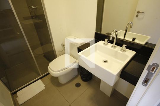 Banheiro de kitnet/studio para alugar com 1 quarto, 17m² em Vila Mariana, São Paulo