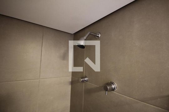 Banheiro de kitnet/studio para alugar com 1 quarto, 17m² em Vila Mariana, São Paulo