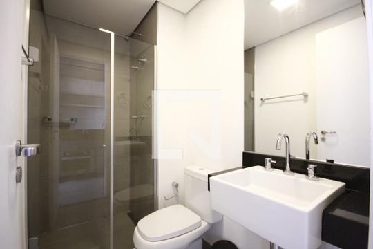 Banheiro de kitnet/studio para alugar com 1 quarto, 17m² em Vila Mariana, São Paulo
