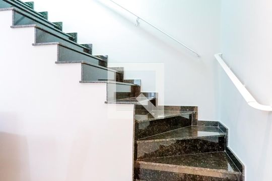 Escada Quartos de casa para alugar com 3 quartos, 180m² em Vila Nivi, São Paulo