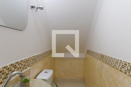 Lavabo de casa para alugar com 3 quartos, 180m² em Vila Nivi, São Paulo