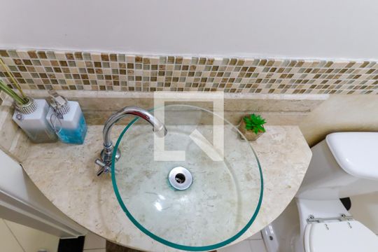 Lavabo de casa para alugar com 3 quartos, 180m² em Vila Nivi, São Paulo