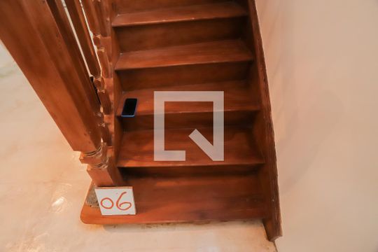 Escada de casa para alugar com 3 quartos, 130m² em Barra Funda, São Paulo