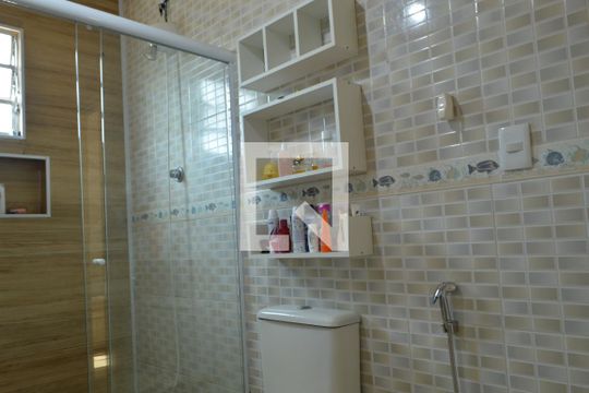 Banheiro de casa de condomínio à venda com 2 quartos, 160m² em Taquara, Rio de Janeiro