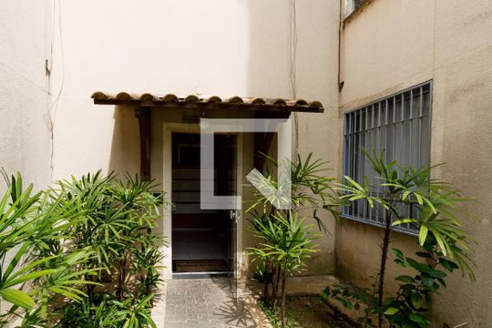 Hall de entrada de apartamento à venda com 2 quartos, 47m² em Centro, Contagem