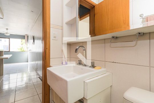 Banheiro de apartamento para alugar com 1 quarto, 48m² em Jardim do Salso, Porto Alegre