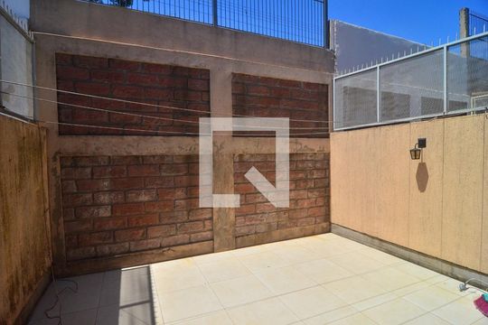 Vista  de casa à venda com 2 quartos, 51m² em Olaria, Canoas