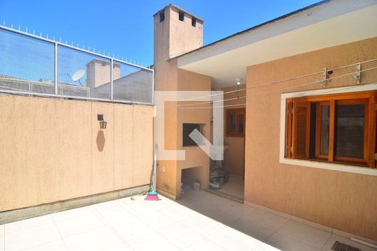 Quintal  de casa à venda com 2 quartos, 51m² em Olaria, Canoas