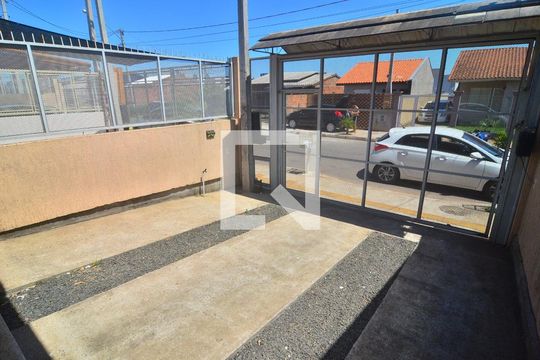 Quintal  de casa à venda com 2 quartos, 51m² em Olaria, Canoas