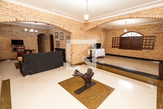 Casa para alugar com 4 quartos, 440m² em Castelo, Belo Horizonte