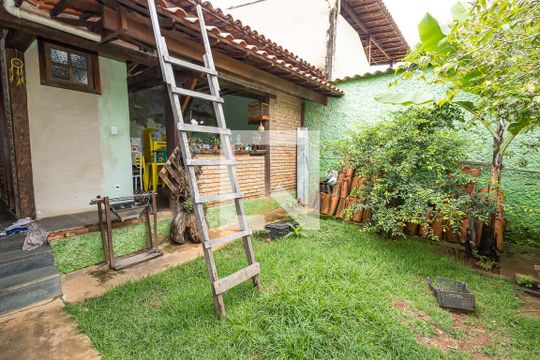 Quintal de casa para alugar com 4 quartos, 440m² em Castelo, Belo Horizonte