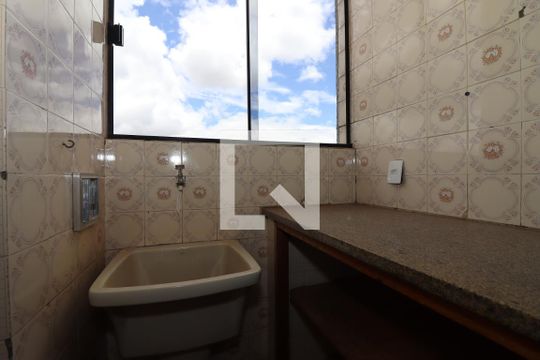 Área de Serviço de apartamento para alugar com 2 quartos, 55m² em Qi 2, Brasília