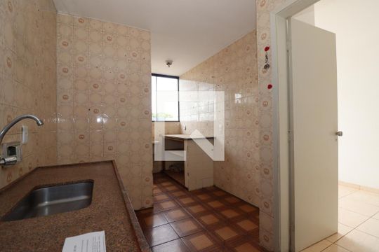 Cozinha de apartamento para alugar com 2 quartos, 55m² em Qi 2, Brasília